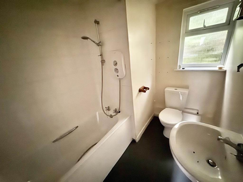 Lot: 51 - SEMI-DETACHED BUNGALOW FOR IMPROVEMENT - View of the bathroom